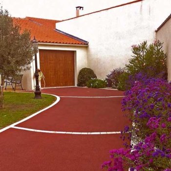 Enrobé brun-rouge et pavés à Brem-sur-Mer