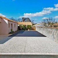 Accès garage et cour enrobé noir et béton désactivé à St-Mathurin