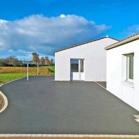 Terrasse et accès garage en enrobé et pavés à Vairé