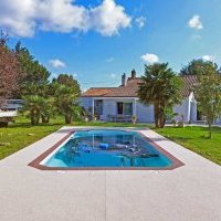 Terrasse de piscine en moquette de marbre en Vendée