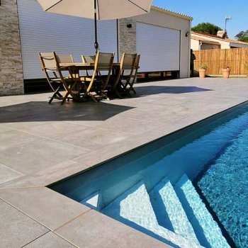 Terrasse et plage de piscine à Challans