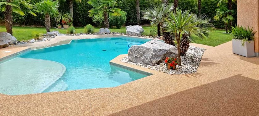 Plage de piscine en moquette de marbre